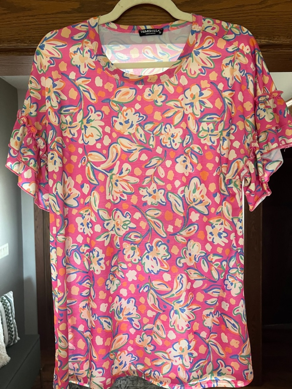 Fun floral shirt
Size medium